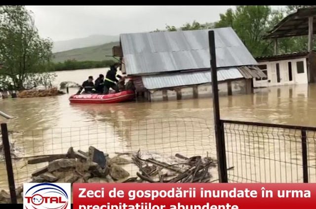 Zeci de gospodării inundate în urma precipitațiilor abundente