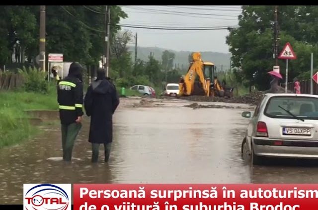 Persoană surprinsă în autoturism de o viitură în suburbia Brodoc