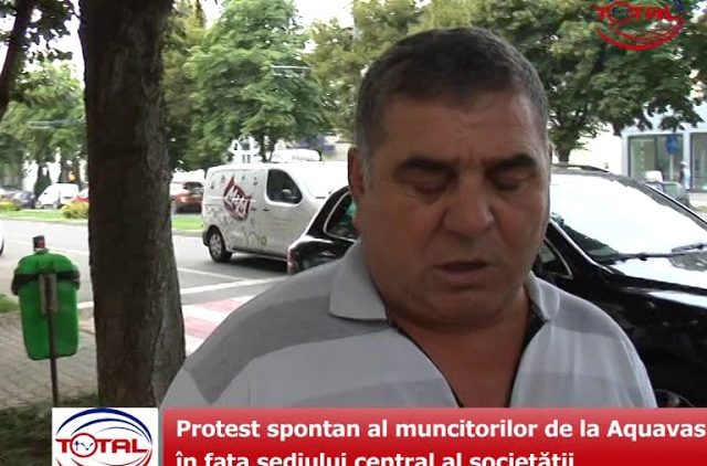 VIDEO: Protest spontan al muncitorilor de la Aquavas în fața sediului central al societății