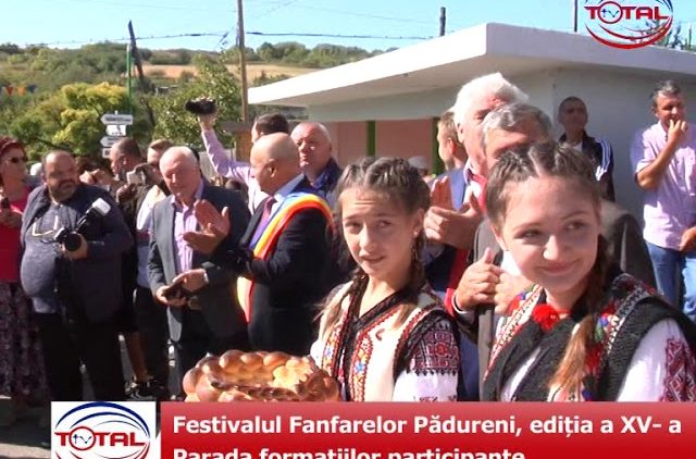 VIDEO: Festivalul Fanfarelor Pădureni, ediția a XV- a. Parada formațiilor participante