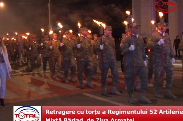 VIDEO: Retragere cu torțe a Regimentului 52 Artilerie Mixtă Bârlad, de Ziua Armatei
