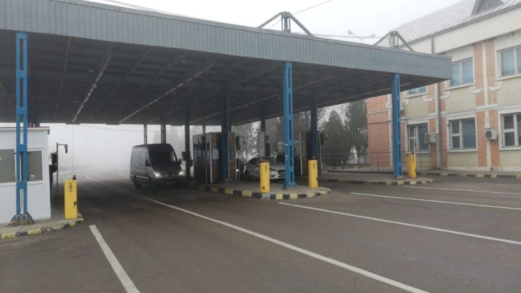 Pieton cu permis fals de conducere descoperit la volan Ã®n AlbiÅ£a