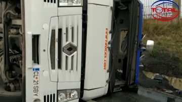 TIR încărcat cu floarea soarelui răsturnat la 3 km de municipiul Huși .mpg_snapshot_00.00.479