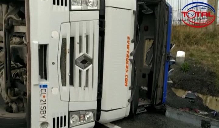 TIR încărcat cu floarea soarelui răsturnat la 3 km de municipiul Huși .mpg_snapshot_00.00.479