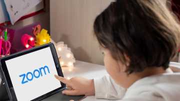 elev-tableta-aplicatie-zoom