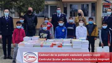 Cadouri de la polițiștii vasluieni pentru copiii Centrului Școlar pentru Educație Incluzivă Negrești.mpg_snapshot_00.26.321