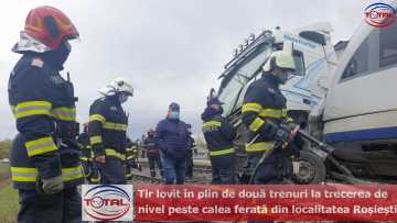 Tir lovit în plin de două trenuri la trecerea de nivel peste calea ferată din localitatea Roșiești.mpg_snapshot_00.20.249