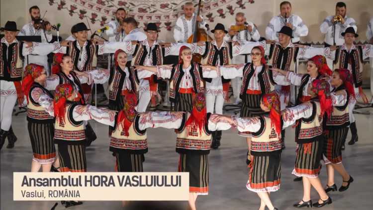 Ansamblul folcloric Hora Vasluiului Romania.mp4_snapshot_00.17.009