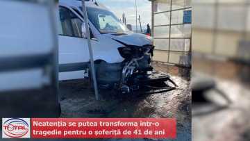 Neatenția se putea transforma într-o tragedie pentru o șoferiță de 41 de ani.mp4_snapshot_00.08.004