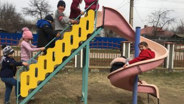 Copiii asteapta la rand pt tobogan