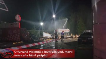 O furtună violentă a lovit Vasluiul, marți seara și a făcut prăpăd.mp4_snapshot_01.32.320