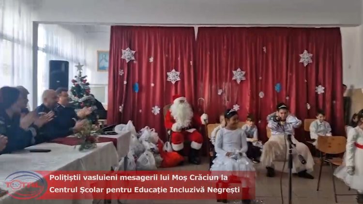 Polițiștii vasluieni mesagerii lui Moș Crăciun la Centrul Școlar pentru Educație Incluzivă Negrești.mp4_snapshot_00.10.823