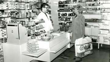 Peter Jentschura 1973 in seiner Drogerie.