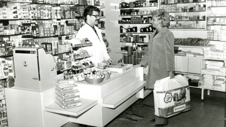 Peter Jentschura 1973 in seiner Drogerie.